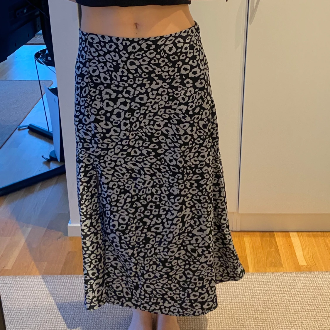 Svart och vit leopardmönstrad kjol