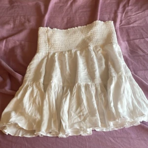 Vit kjol🩵 - Säljer en jättefin vit kjol från lager 157 då jag inte använder den🩵 storlek M men passar nån som har S🩵 Nypris: 149