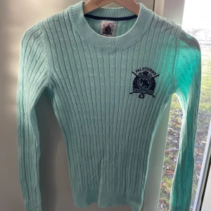 Stickad tröja från Gina Tricot - Turkos/mint färgad stickad tröja från Falsterbo Horse show kollektionen. Aldrig använd.