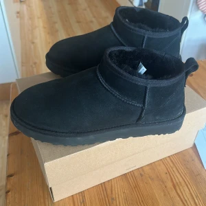 UGG ultra mini - Uggs ultra mini,  EU 41, skick 9/10,  impregnerade,  allt originalt finns ink kvitto, hör av dig vid fler frågor eller funderingar🙂