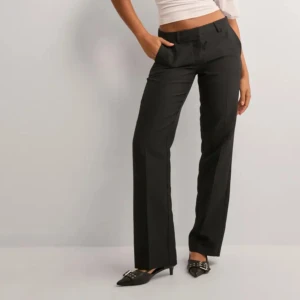 Svarta kostymbyxor - Säljer dessa kostymbyxor med låg midja för dom va försmå helt nya.