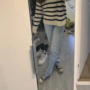 Ljusblå jeans - Blå straight jeans midrise från Zara 🩵