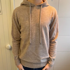 Merinoull Hoodie - En skitsnygg beige Merinoull Hoodie! Storlek M. Använd max 3 gånger! Inga defekter eller tecken på användning! Hör av dig vid intresse eller minsta fundering😊