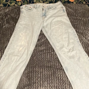 Ljusblå jeans från Perfect Jeans - Säljer ett par ljusblå jeans från Perfect Jeans. De har en klassisk design med fem fickor och knappgylf. Säljer då de inte passar mig.