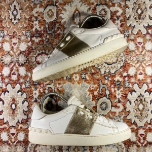 Valentino Open Skor - Hej! Säljer nu mina skor från märket Valentino , storlek 37, bra skick. Tveka inte på att höra av dig om du har frågor eller funderingar kring skorna!