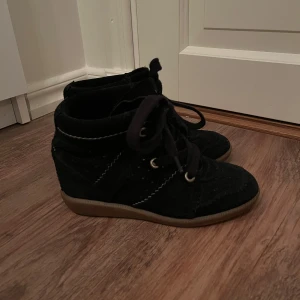 Svarta sneakers från Isabel Marant - Snygga svarta sneakers från Isabel Marant med snörning. Använda fåtal gånger. Klacken är ca 8cm