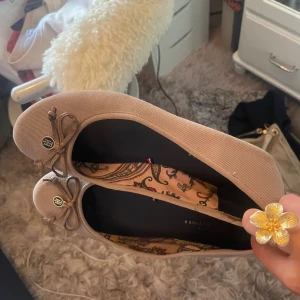 Beige ballerinaskor från Tommy Hilfiger - Snygga beige ballerinaskor från Tommy Hilfiger med rosett och detaljer fram, är i bra skick! Skriv om ni är intresserade! Passar till mycket! 