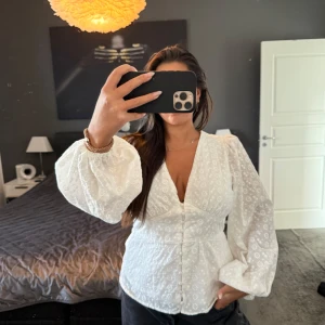 Blus - Superfin blus med puffiga armar från Vero Moda. Den är använd under 1 middag endast. Köpt för 800