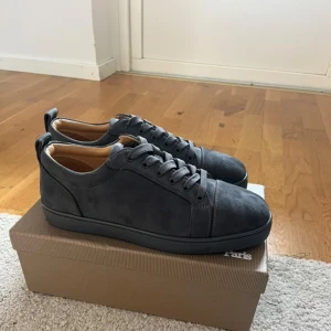 Grå sneakers från Christian Louboutin - Köpt i somras, säljer för inte kommit till andvändning. (Priset är inte satt i sten!) finns även äkthetbevis till skorna. 