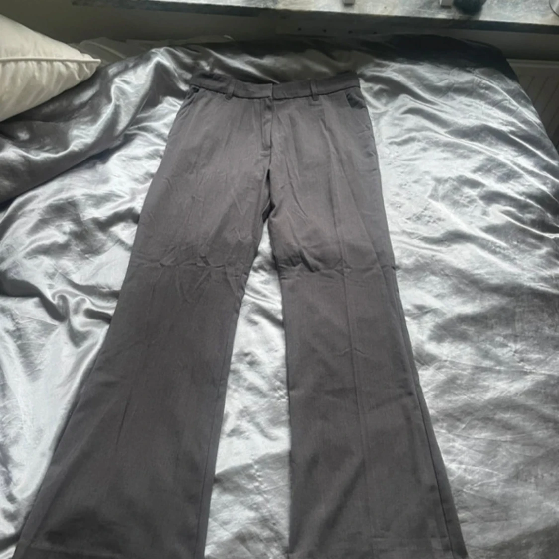 Gråa kostymbyxor 