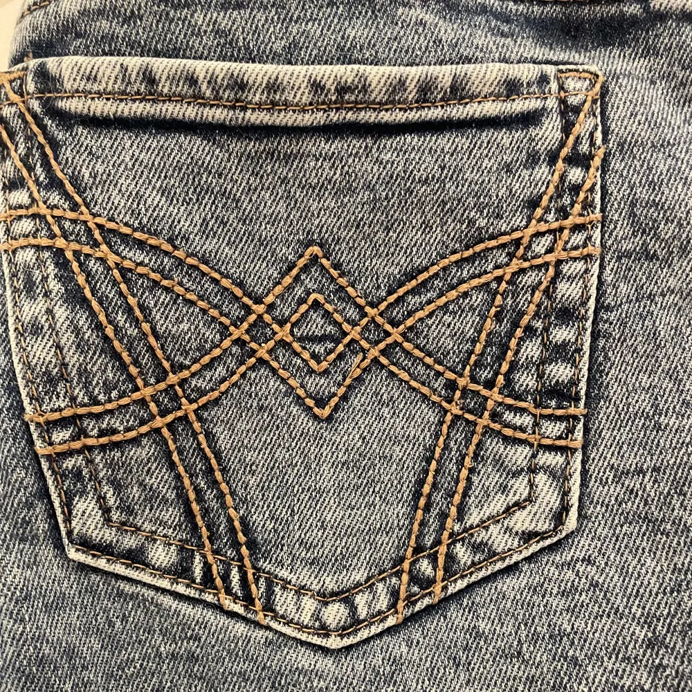 Snygga blå bootcut jeans med unika broderade detaljer på bakfickorna. De har en klassisk femficksdesign och knäppning. Dom är low waist och bootcut storlek 36 midjan är ungefär 37 cm rakt över jag är 167. Nästan aldrig andvända och är som nya. Pris kan diskuteras🩷. Farkut & Housut.