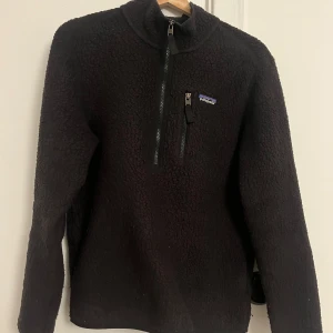 Patagonia fleece  - Säljer en mörk grön fleece tröja från Patagonia med halv dragkedja och en liten bröstficka. Perfekt för kyliga dagar med sin mjuka och varma känsla. Tröjan har en enkel och stilren design med långärmade ärmar. Skick 7/10. Öppen för byten. Hör av er vid eventuella frågor!☀️