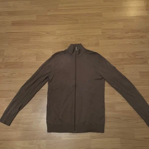 Stickad tröja - Stickad tröja med zip i storlek M från märket Selected Homme. Tröjan är i väldigt bra skick och passar bra till många outfits😁Hör av er om ni har några frågor (pris kan diskuteras)