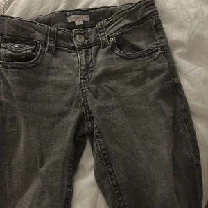 Grå jeans från Gina  - Snygga grå jeansbyxor med klassisk femficksdesign och knappgylf. De har en stilren look som passar perfekt till vardags. Byxorna har en normal passform och ör i storlek 158-164 ,säljer då jag inte använder dem i gjort ksk 4 gånger