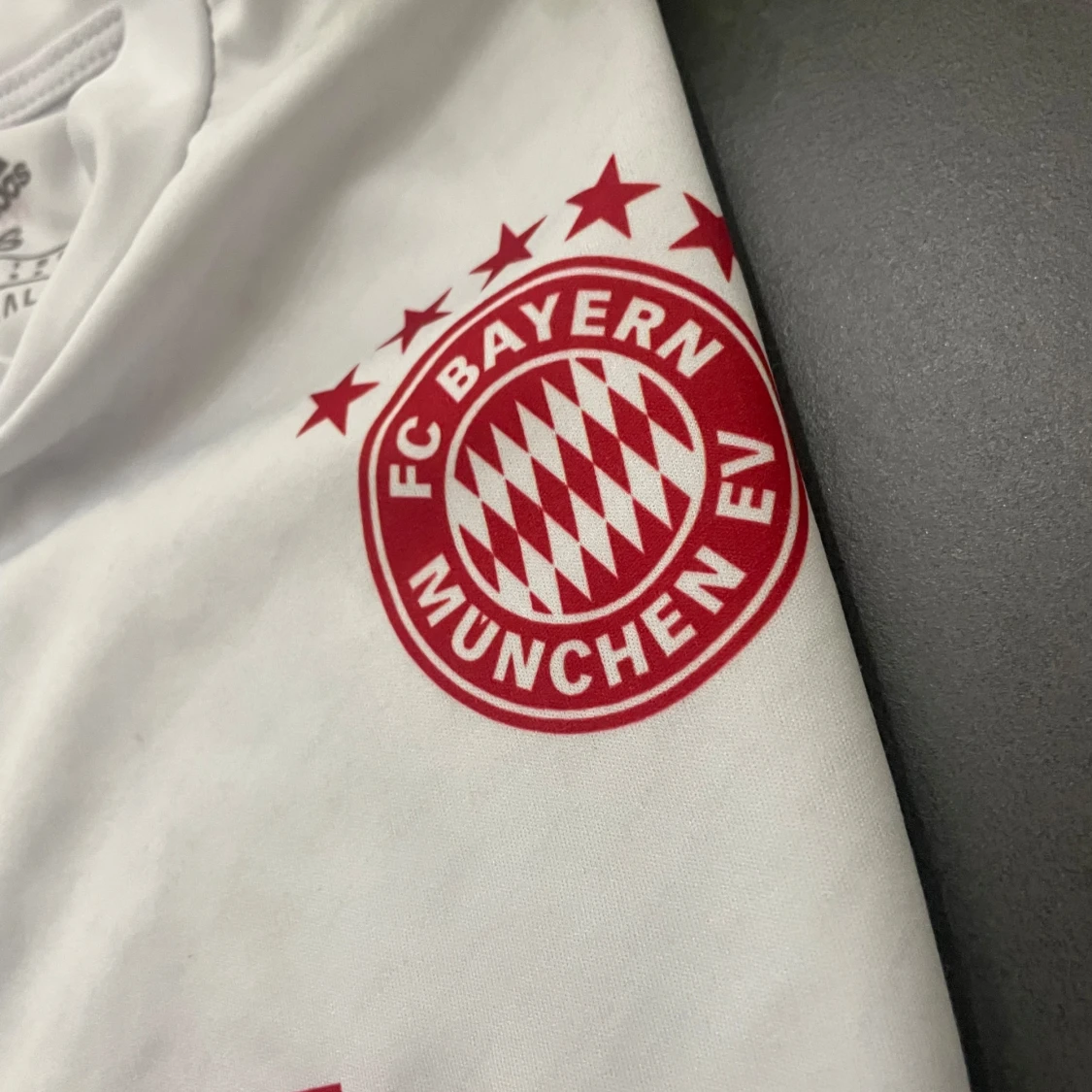 Vit och röd Bayern München fotbollströja - 2