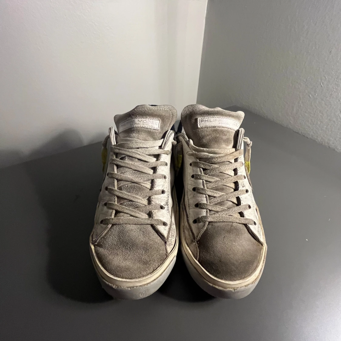 Grå sneakers från Philippe Model - 1