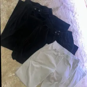 Snygga byxor i svart och vitt med knappar i midjan. De har en rak passform och är tillverkade i ett mjukt material som ger en bekväm känsla. Köp alla 3 för 250kr
