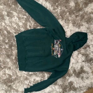 Grön Junkyard hoodie - Hej säljer denna hoodie från junkyard då jag har två vilket var lite dumt då bara ena kommer till användning 