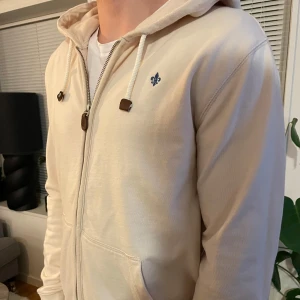 Morris hoodie - Tjena, säljer nu min snygga hoodie från Morris. Skriv gärna om ni har några funderingar🤩💭