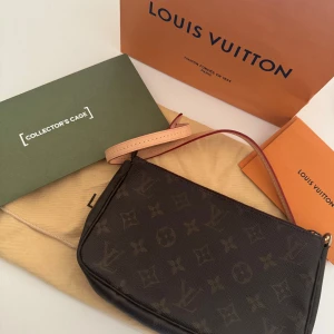 Louis Vuitton Pochette Accessoires - PRIS KAN DISKUTERAS!!❤️ Säljer min fina pochette accessoires från Louis Vuitton. Den är vintage och köpt från Collectors Cage, certifikat medföljer, har även kvar lapparna från väskan🌷Bra vintage skick, finns inga hål, fläckar eller liknande men finns tecken på slitage, se bilder. Köpt ett nytt axelband från LV butiken i Stockholm, kvitto finns. Axelbandet är lite längre (samma som på de nya modellerna) och går jättebra att ha på axeln🥰kan fraktas spårbart o försäkrat om köparen står för frakten!