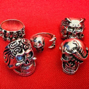 Fem feta silvriga dödskalleringar i tålig stållegering Nyskick Rock Metal Punk Biker - Säljer ett set med fem matchande silverfärgade ringar med dödskallemotiv till fyndpris. Varje ring har en distinkt och detaljerad design. Robust stållegering. Mint kondition. Olika storlekar för att passa olika fingrar. 1,9 - 2,2 cm i innerdiameter, en ring är justerbar storlek. 1,5 - 3 cm höga. Perfekt för att ge en edgy touch till din stil.   #alternative #alternativefashion #punk #metal #skulls #skullrings #goth #vintagejewelry #biker #bikerstyle #rock #rockabilly #ring #rings #MC #dödskalle 