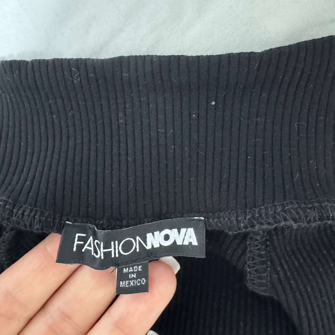 Svart ribbad croppad tröja med dragkedja - 4