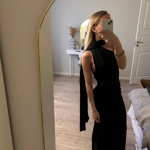 Satinklänning - Maxilång satinklänning med djup rygg och scarf runt halsen 🖤 aldrig andvänd