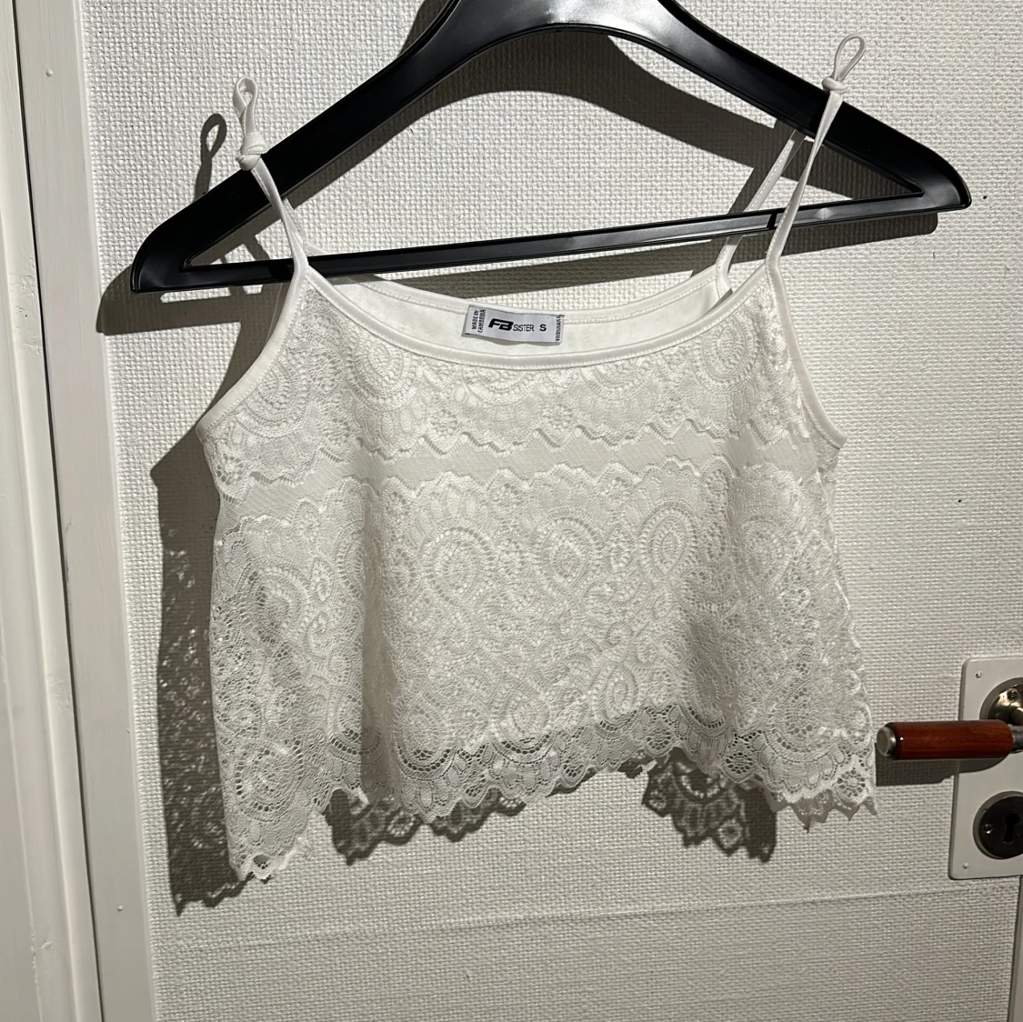 Vit spetslinne från FB Sister