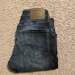Jack and Jones jeans  - Ett par fräscha Jack and Jones jeans!! Skick 9/10. Modellen är slim Glenn! Skriv vid minsta fundering mvh Lysekilsgarderoben! 