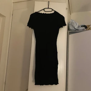 Svart klänning från Shein - Snygg svart klänning från Shein i en tight passform. Den har korta ärmar och är perfekt för en stilren look. Klänningen är tillverkad i ett mjukt material som ger en bekväm känsla.