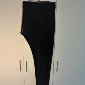 Svart kjol med dragkedja och slits - Storlek S. Tajtklänning. Stretch! Super fin. Ganska hög slits. 