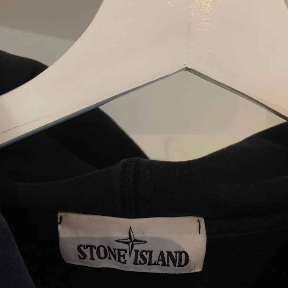 Mörkblå Stone Island Hoodie i storlek S. Priset är ej hugget i sten! Tveka inte på att skriva om ni har några frågor!. Hoodies.