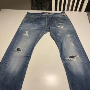 Skitsnygga Replay Waitom Jeans med slitningar.  Köpte dessa här på plick och säljer dem för de var för små. (OBS, dessa är små i storleken, främst i längden!)