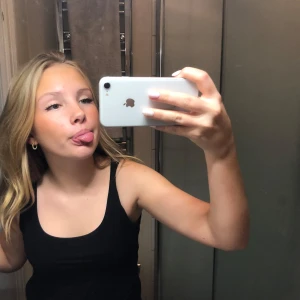 Svart ärmlös linnetopp - Snygg och enkel svart ärmlös linnetopp perfekt för sommardagar eller som basplagg. Den har en tight passform som framhäver figuren och är gjord i ett mjukt och bekvämt material. Perfekt för både vardag och fest!