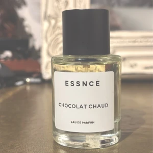 Chocolat Chaud Eau de Parfum från Essnce - Säljer en flaska Chocolat Chaud Eau de Parfum från Essnce.Doften är varm och påminner om varm choklad, perfekt för mysiga kvällar. Flaskan är i gott skick och full. Perfekt för dig som älskar söta och varma dofter!