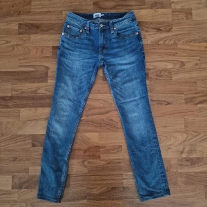 Blå jeans från 157 - Säljer ett par snygga blå jeans från 157 i storlek M. De har en klassisk femficksdesign och är i mycket bra skick. Perfekta för vardagsbruk med en normal passform och midwaist. Passar till alla tillfällen!