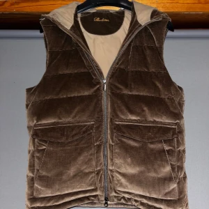 Stenström väst - Riktigt fet stenströms väst, helt ny i storlek M. Passar även s om du vill va lite större. Kanske använder några gånger, men alla lappar osv kommer med. Perfekt nu till hösten och vinter!! Nypris 4300kr