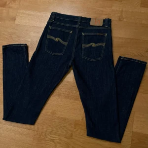 Nudie jeans - Ett par feta Nudie jeans med en fin passform till ett billigt pris. Byxorna är  i ett riktigt fint skick. Skriv om du har några frågor🔥🔥