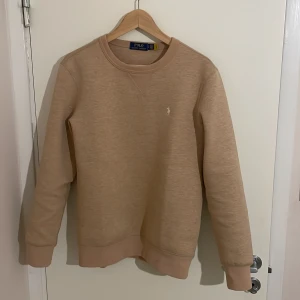 Polo tröja  - Fick den som present förra veckan. Väldigt ny. Bra skick.