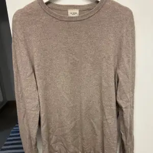 Säljer min superfina John Henric tröja i Cashmere. Skick 9/10, inte nopprig, inga hål. Nypris 2200kr. Storlek L, passar m/l