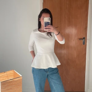 Vit festtopp - En JÄTTEFIN vit topp i väldigt bra skick från Bikbok som  passar till många olika tillfällen!!Passar både S och XS