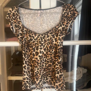 Leo topp  - En super fin topp ifrån Nelly som även går att ha bakofram 