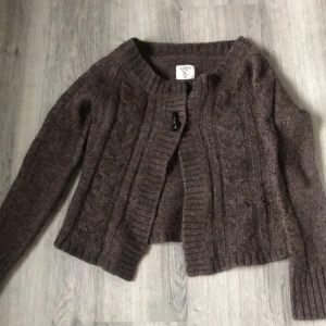 brun stickad kofta - Brun stickad kofta, perfekt till hösten! Säljer pga för kort i armarna. 