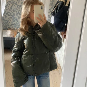JACKA - säljer den här aaaaaas snygga gröna jackan från Envii! den är i jättefint skick, inga defekter☺️ en aning croppad lite oversized so passar allt till m/L också