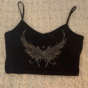 Svart rhinestone topp - Y2K svart topp med rhinestones! Använd några gånger, men har inga skador. Några rhinestones har tappat lite färg, men det är inte märkbart