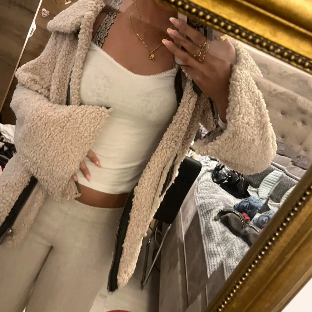 Mysig beige teddyjacka från Zara i storlek XS. Perfekt för höst och vinter med sitt varma material. Jackan har en cool dragkedja och flera fickor för extra stil och funktion. Den är långärmad och har en skön passform som håller dig varm och trendig.. Jackor.