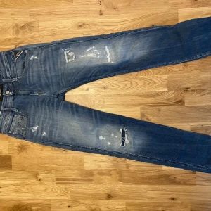 Replay anbass med slitningar - Tja säljer dessa replay anbass med riktigt unika slitningar. Storleken på byxorna är W28/L32. De är i suveränt skick. De är väldigt unika och sällsynta. Skriv vid minsta funderingar 