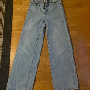 Blå jeans från Boulevard Star - Säljer ett par klassiska blå jeans från Boulevard Star Lager 157. De har en straight passform och är tillverkade i jeansmaterial. Perfekta för vardagsbruk och kan matchas med det mesta i garderoben. 🕶️👖