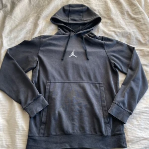 Jordan Hoodie - I mycket bra skick, hör av dig vid frågor!