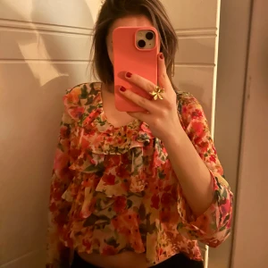 Zara Blommig blus med volanger - storlek xs - Säljer en superfin blommig blus med volanger från zara. Blusen har en luftig passform. Blusen är i nyskick med lappen kvar, nypris 389kr. Passar perfekt till både vardag och fest!